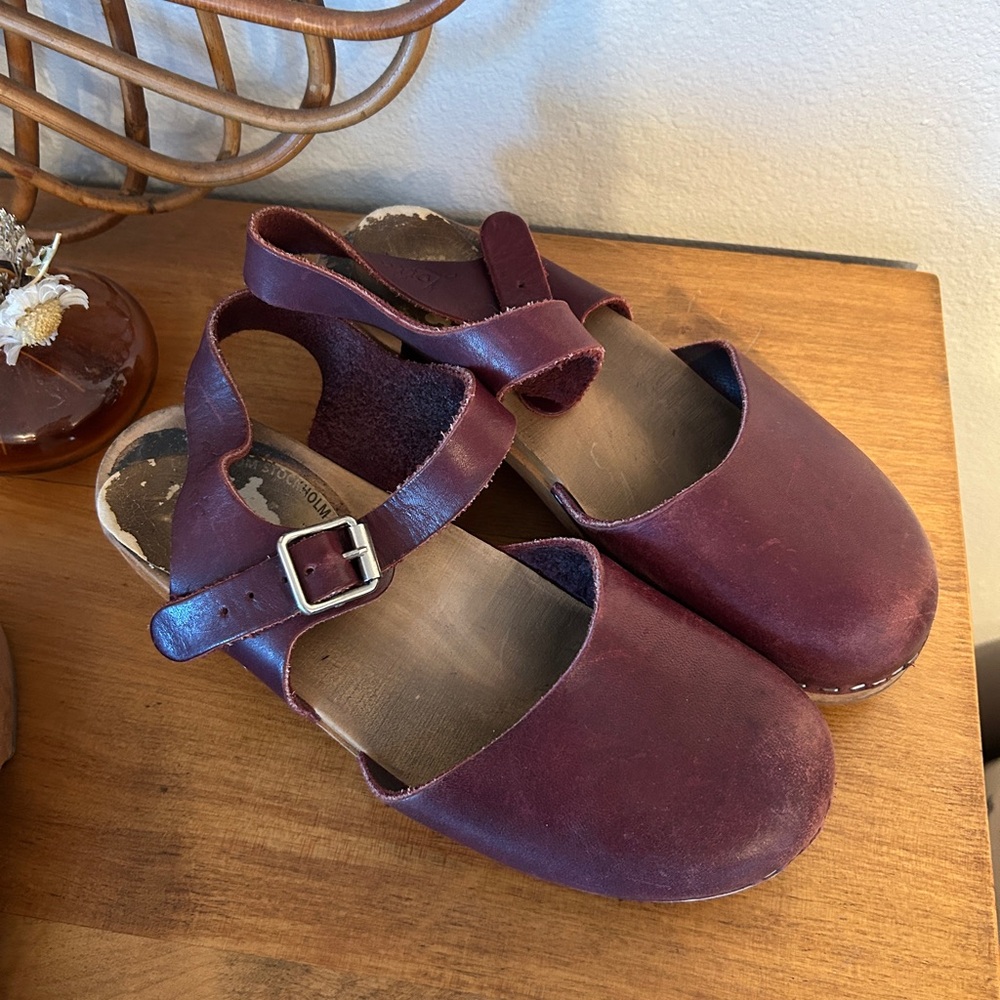 Burgundy lotta Clogs size 37